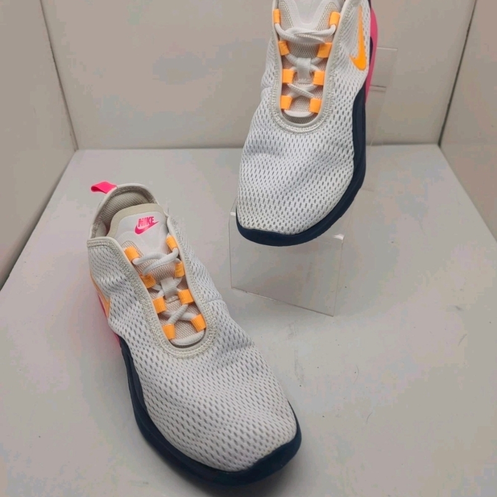 Nike Women's Air Max Motion 2 in White, Pink, and Navy Size 10 - Picture 8 of 9